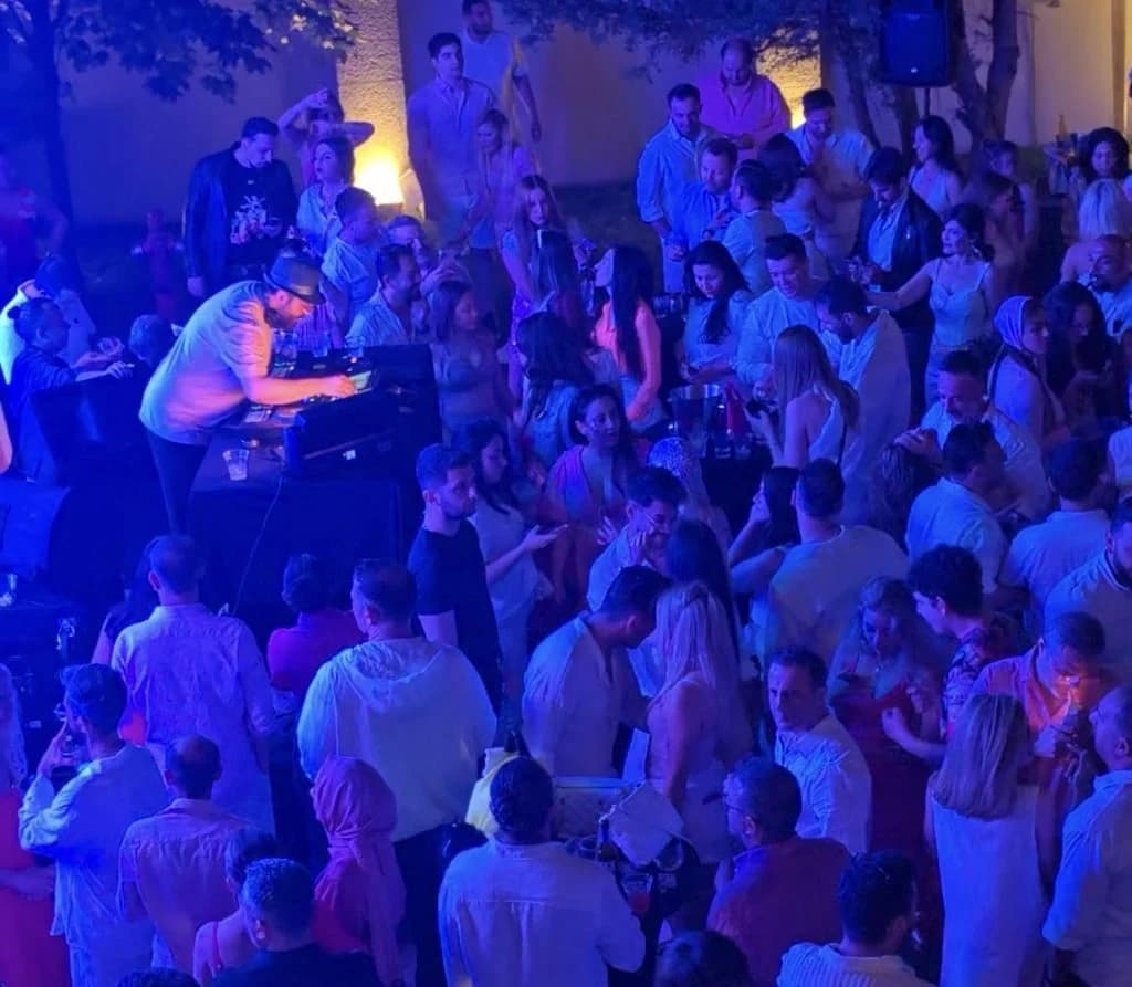 ANKARA’DA PEMBE-BEYAZ İZDİHAM! JW MARRIOTT’TA MÜZİK VE DANS RÜZGARI ESTİ